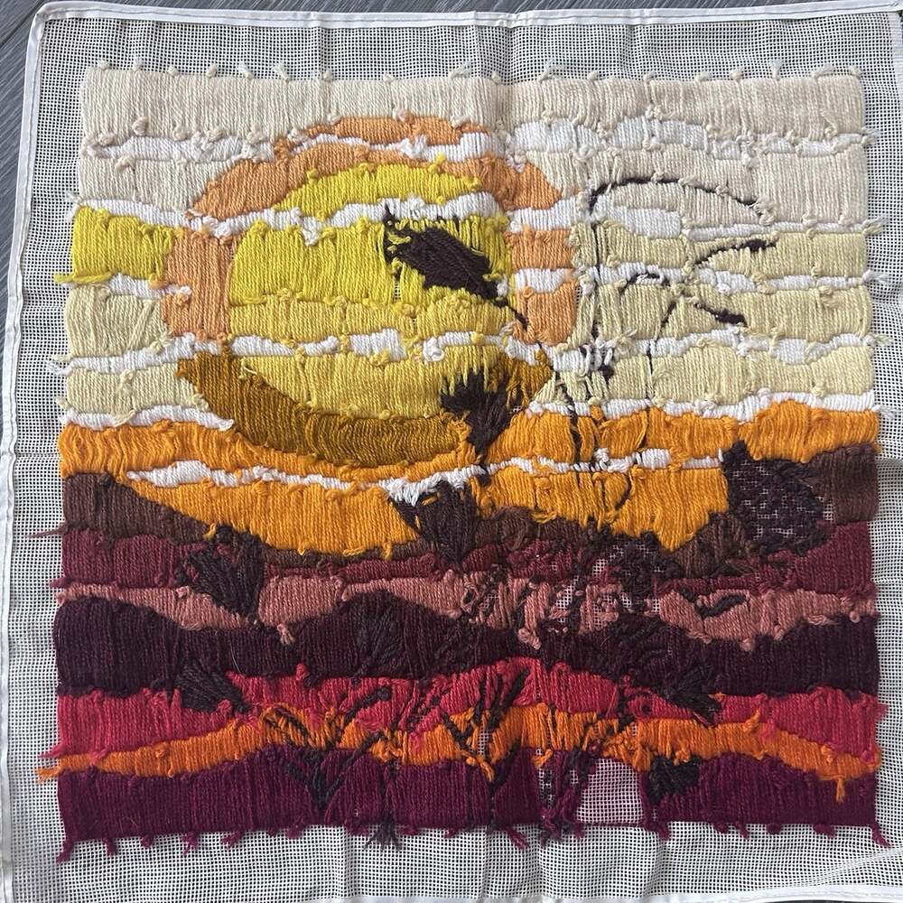 Crewel Embroidered SUNSET ON THE PLAINS 1970s Ambler 20x20 Wall Art Vtg Rare - Picture 4 of 7